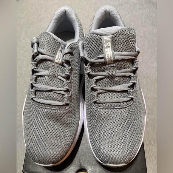 NIB Mens Under Armour Charged Surge 4 Gray/White Size 11 - Picture 6 of 10